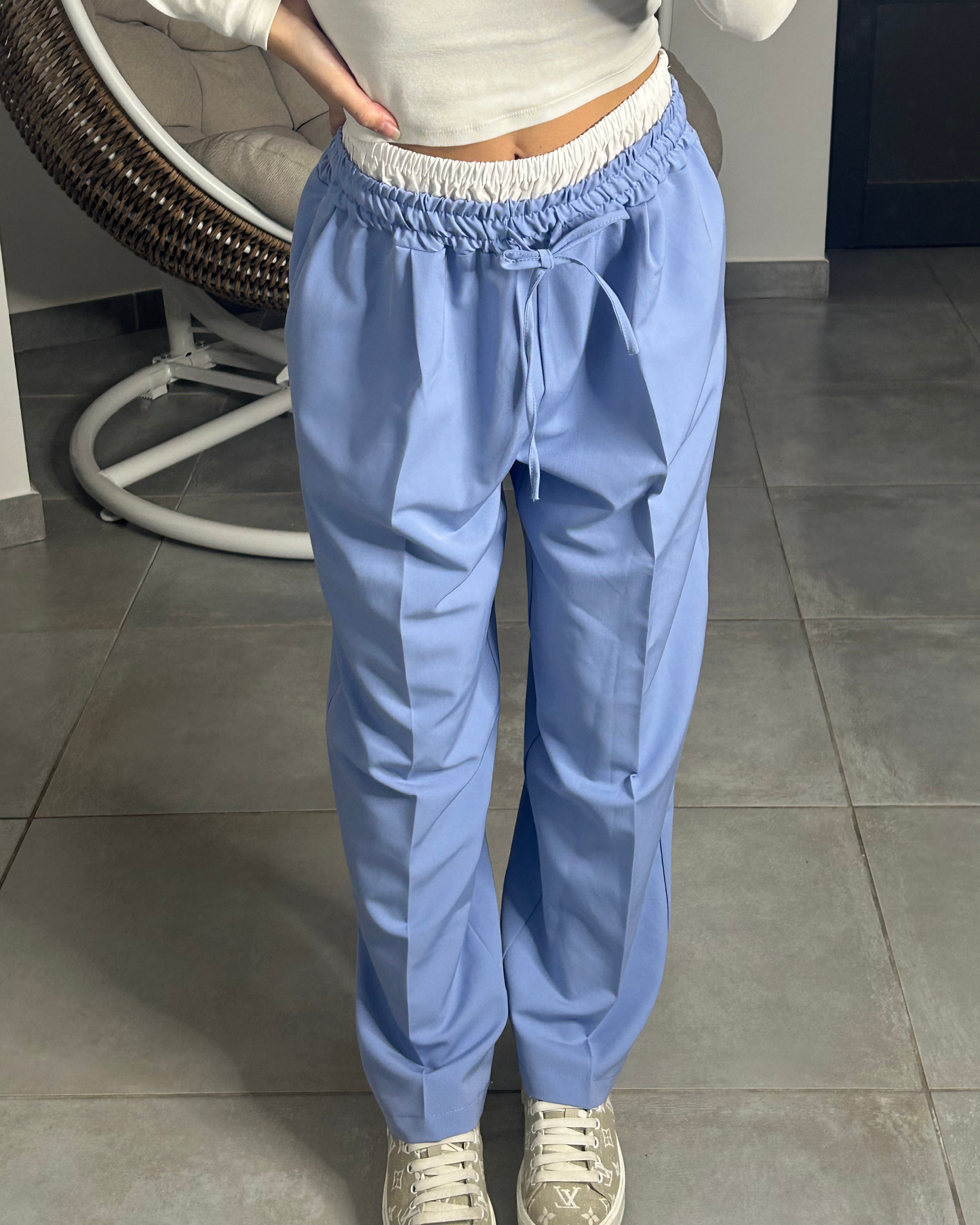 Pantalon bleu à détails blanc