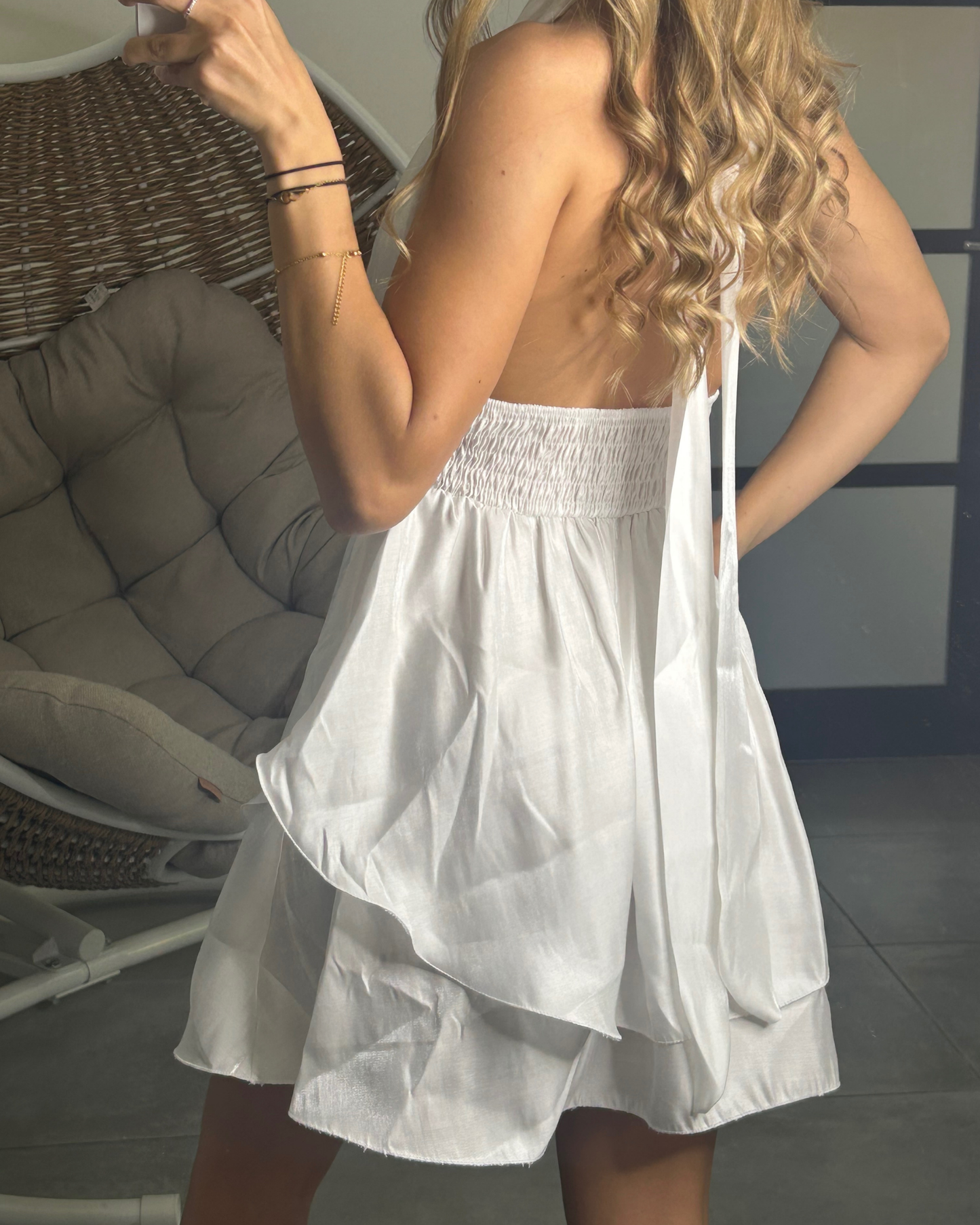 Robe courte brillante blanche