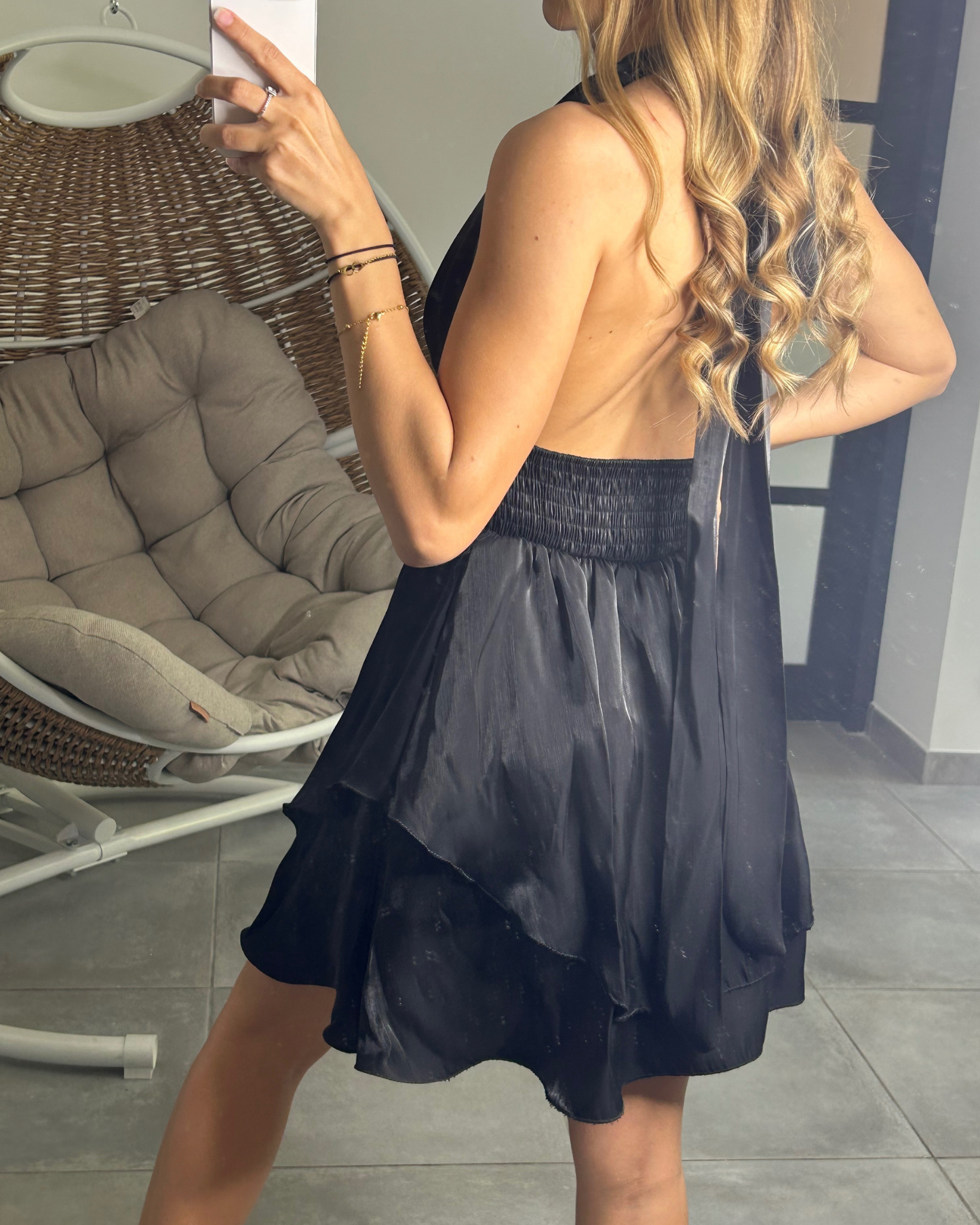 Robe courte brillante noire
