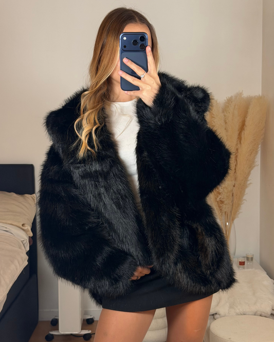 Fourrure noire à capuche