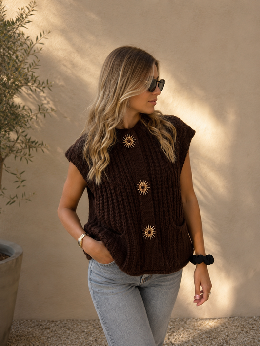 Pull marron foncé à broches soleil